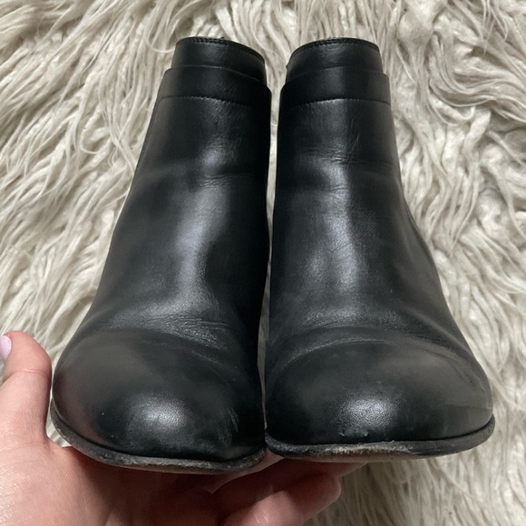 Vince Hallie Black Leather Block Heel Almond Toe Chelsea Ankle Boot EUC Size 8 - Picture 6 of 10